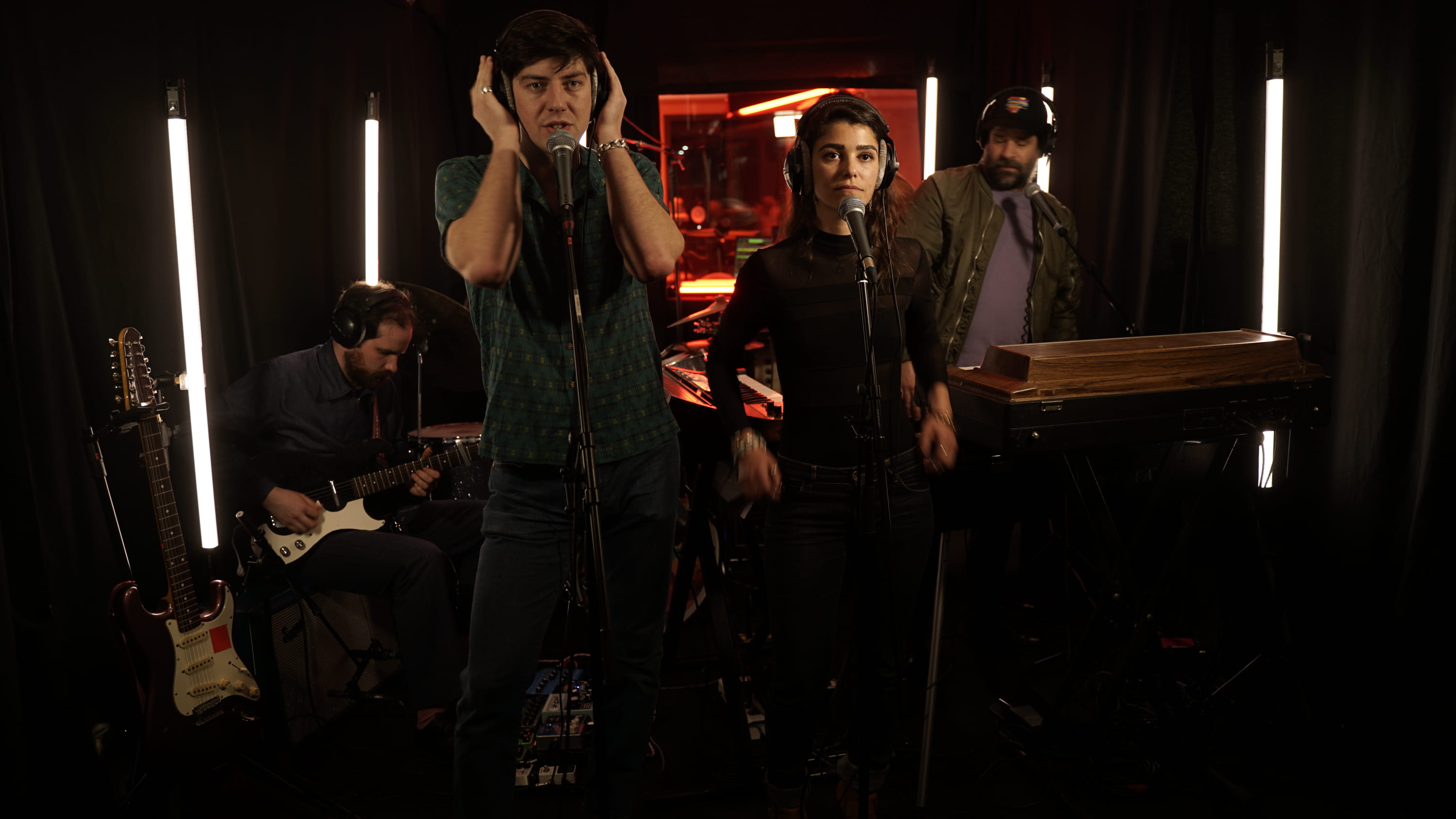 En images : Hey Djan en live dans « Chambre noire »