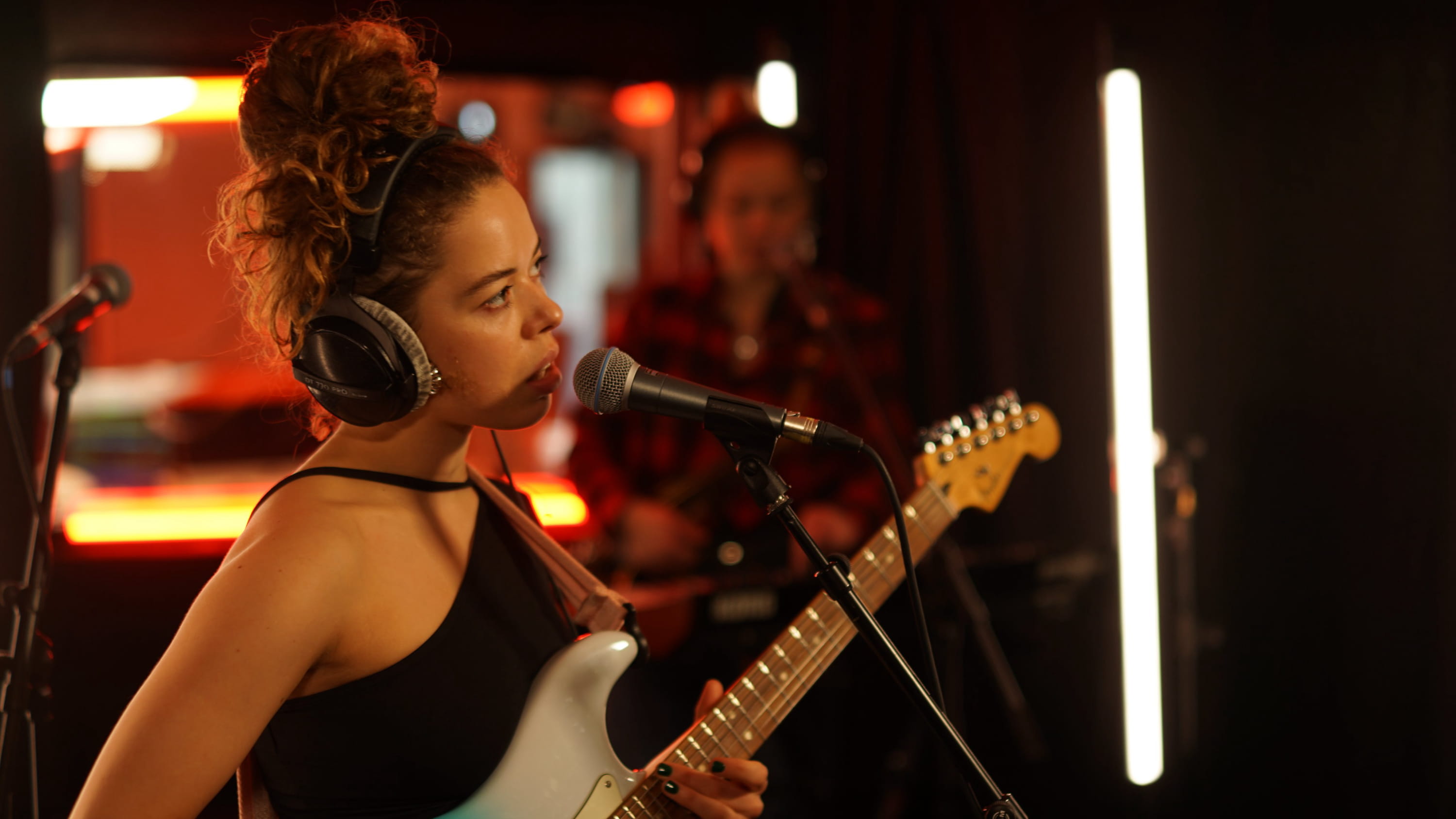 En images : Nilüfer Yanya en live dans « Chambre noire »