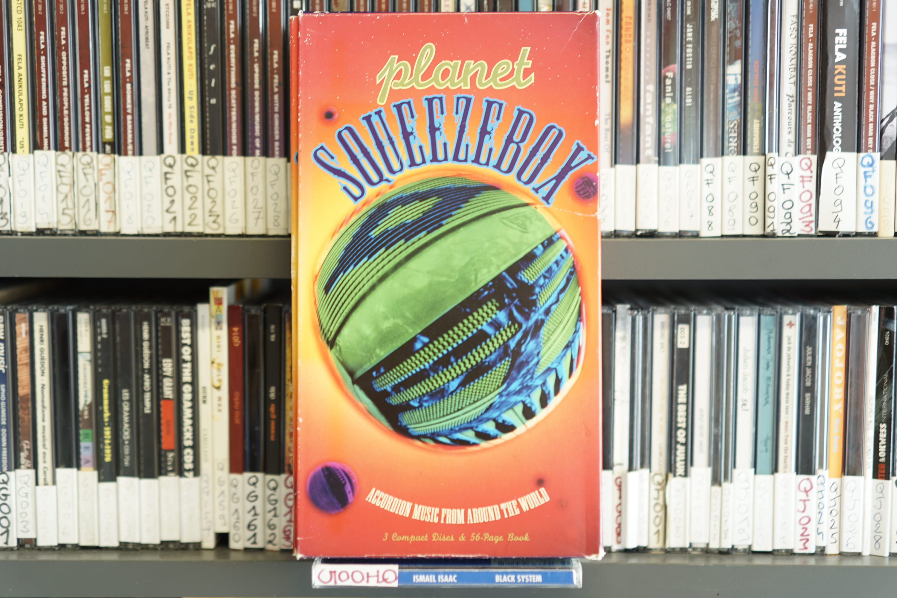 Un disque au hasard ? « Planet Squeezebox » un coffret du label Elipsis Arts dédié à l’accordéon