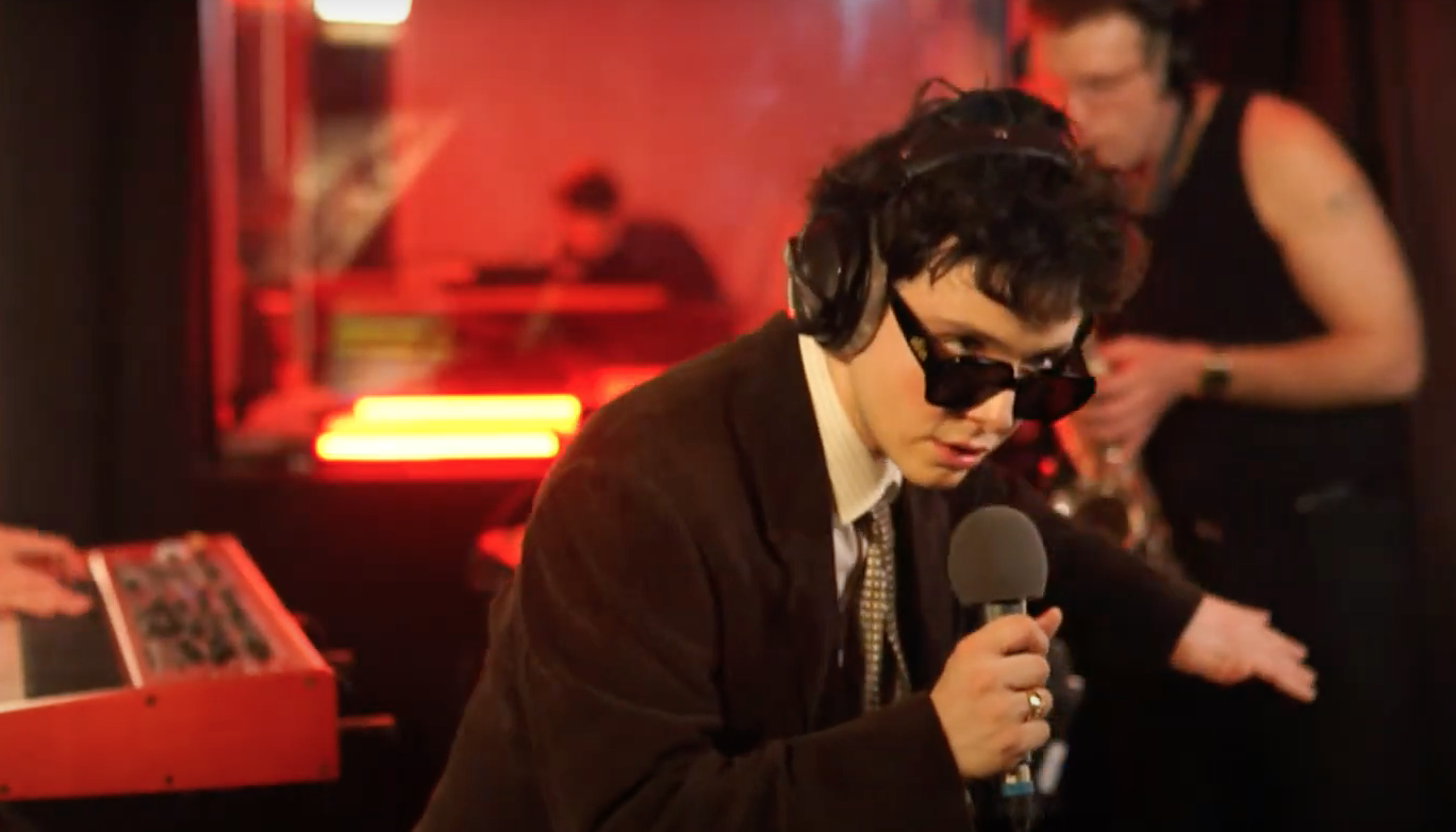 En images : Hubert Lenoir en live dans « Chambre noire »