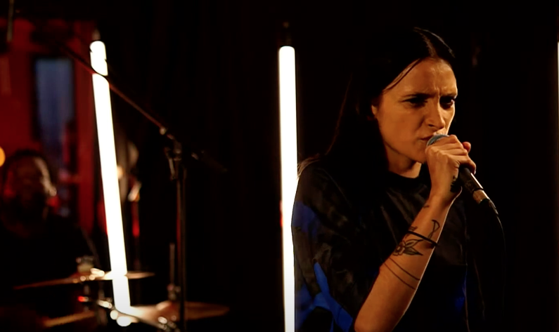 En images : Zinée en live dans « Chambre noire »