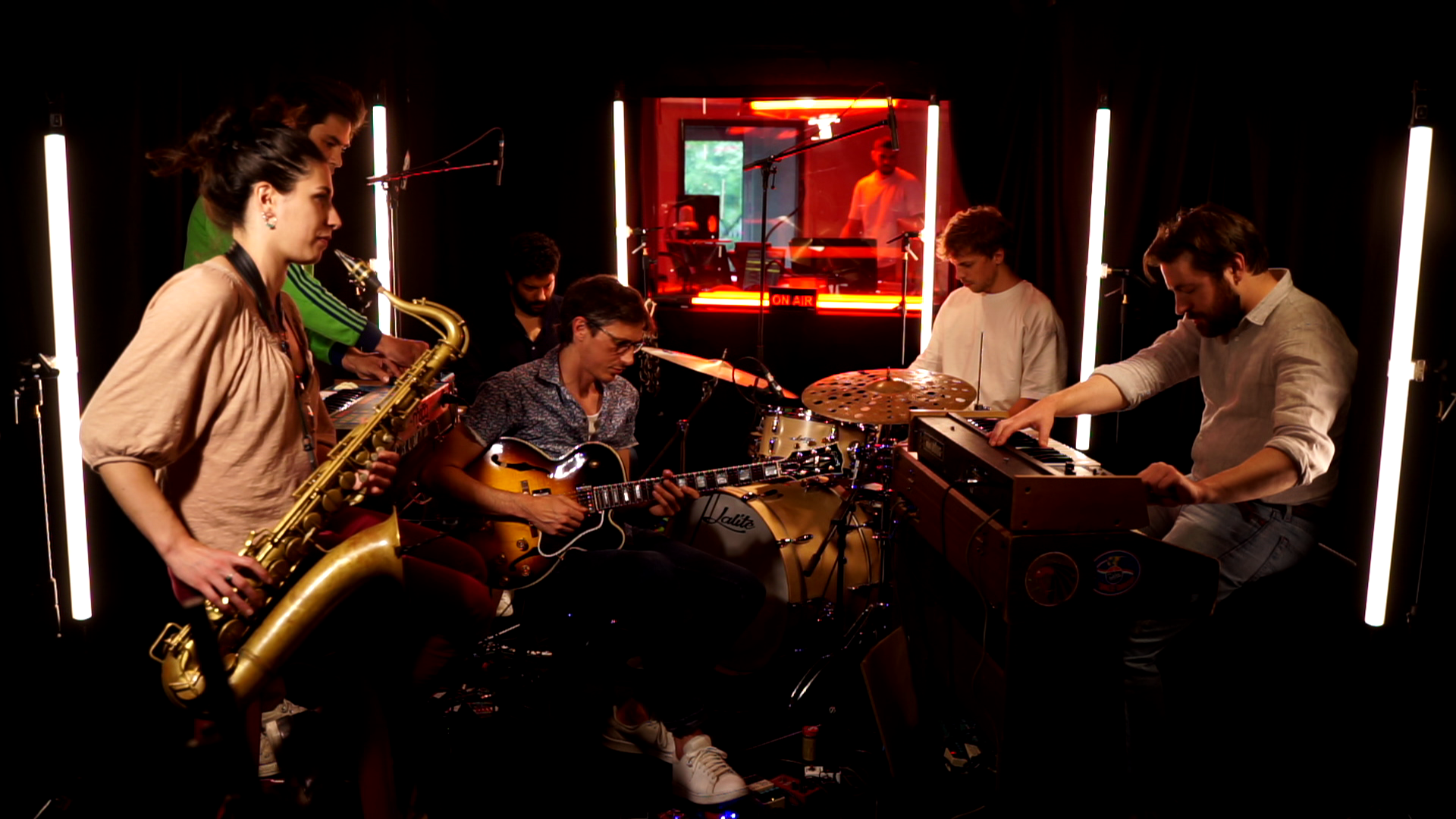 Bon Voyage Organisation en live dans « Chambre noire »