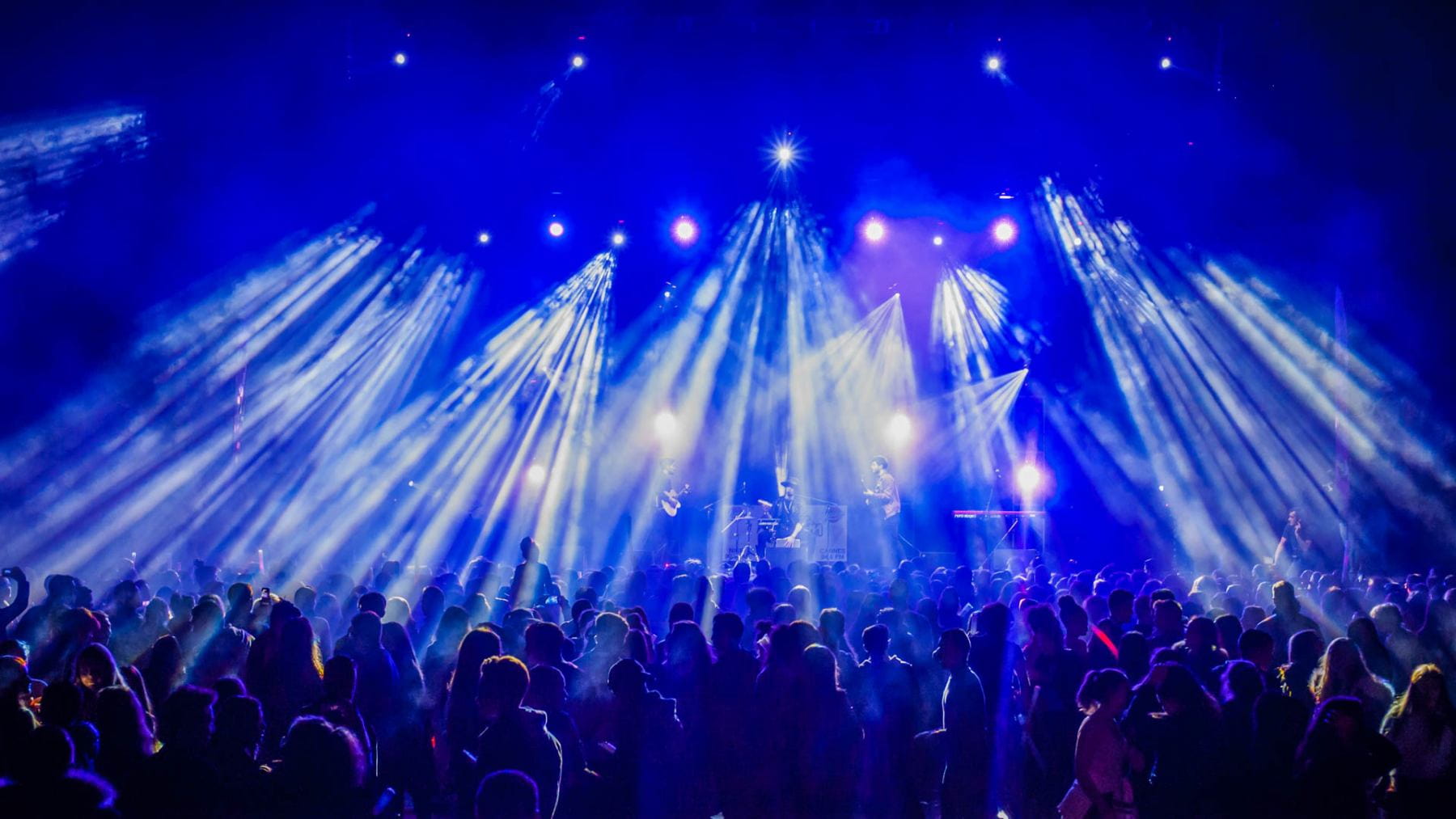 Il illumine les scènes de festivals montréalais