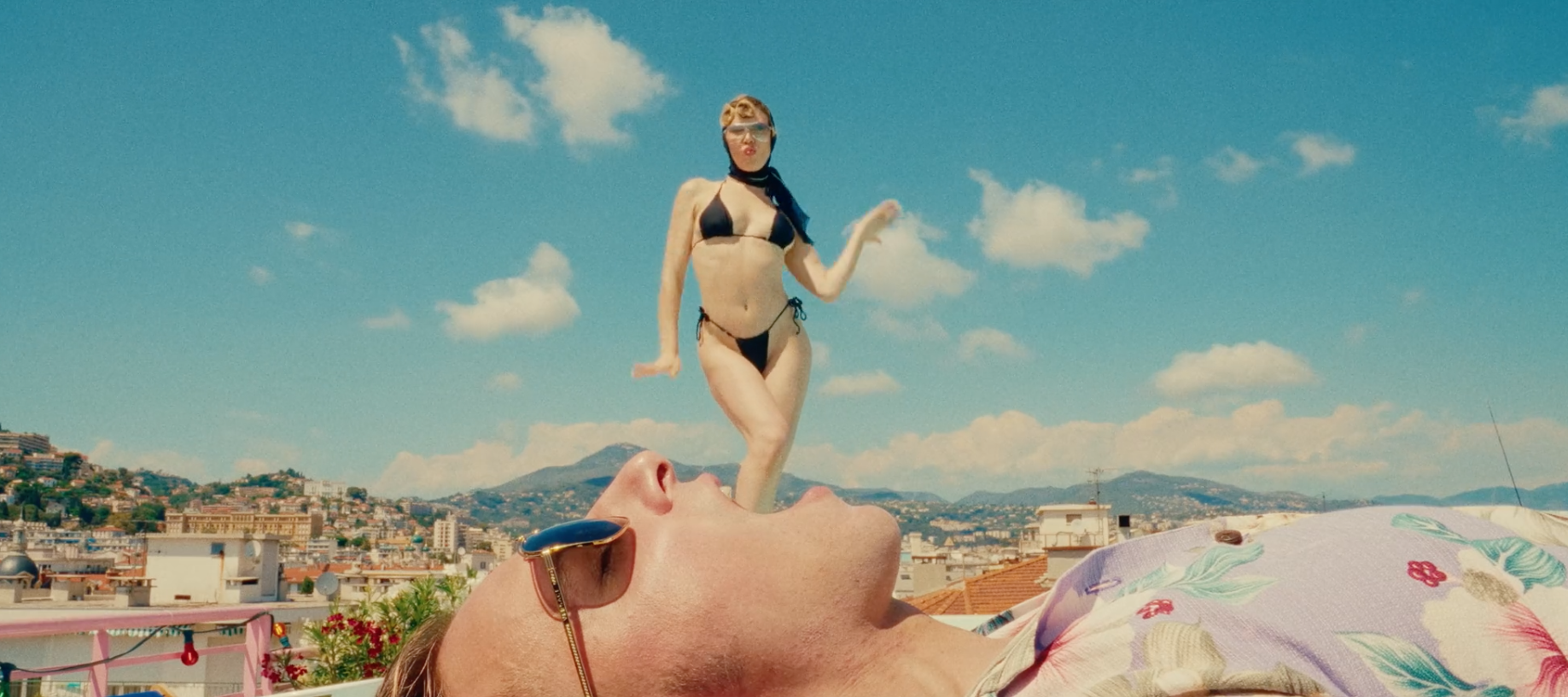 La Femme : couleurs, panache et absurde pour le clip de « Sacate La »