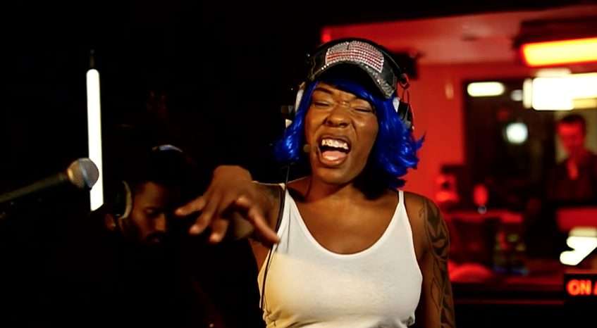 En images : Sudan Archives en live dans « Chambre noire »