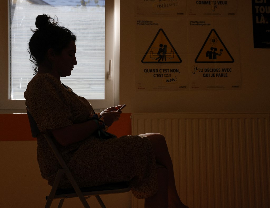 Femme-dans-une-salle-dattente-de-clinique-pratiquant-lavortement-par-aspiration-@-Geoffroy-Van-der-Hasselt-AFP
