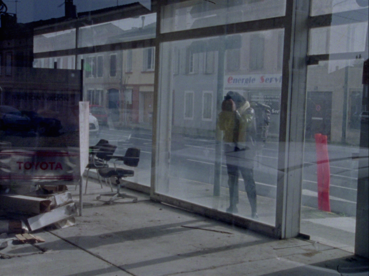 « Almost a kiss » : l’amour pèse-t-il le poids d’une urne ?