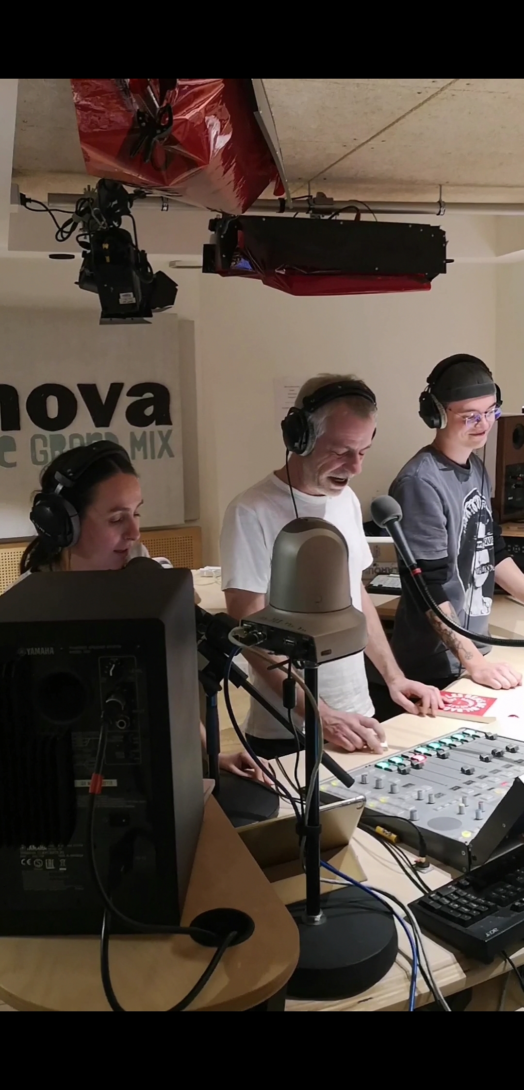 BLIND TEST le retour ! avec Queenie Tassell, Maria Larrea, Vincent Brunner et des auditeurs.trices !