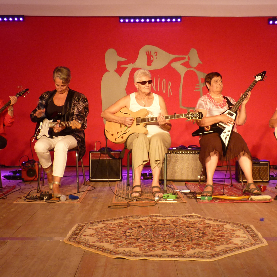 Au Festival Banlieues Bleues, des mamies apprennent à jouer de la guitare pour devenir de vraies rockeuses
