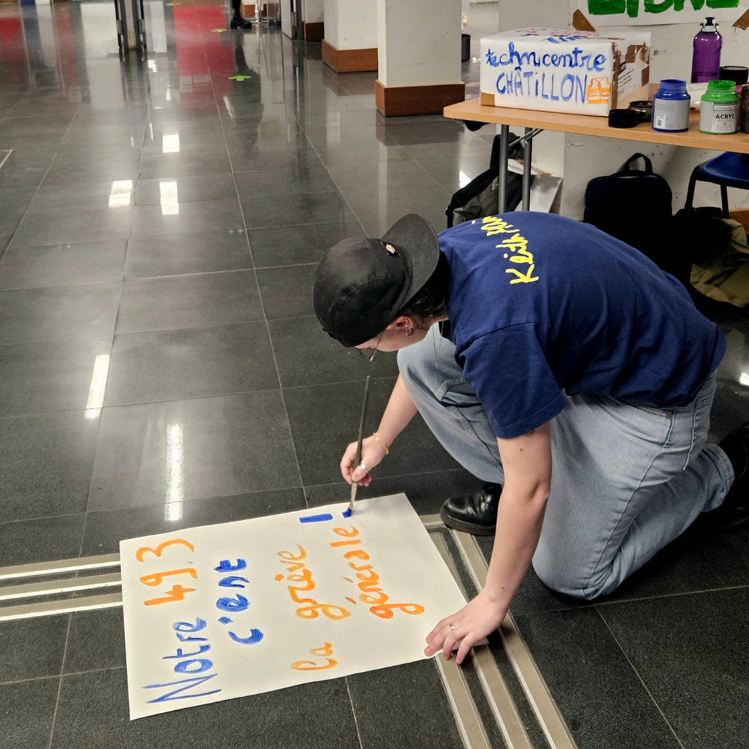 Atelier pancarte avec des étudiants mobilisés contre la réforme des retraites