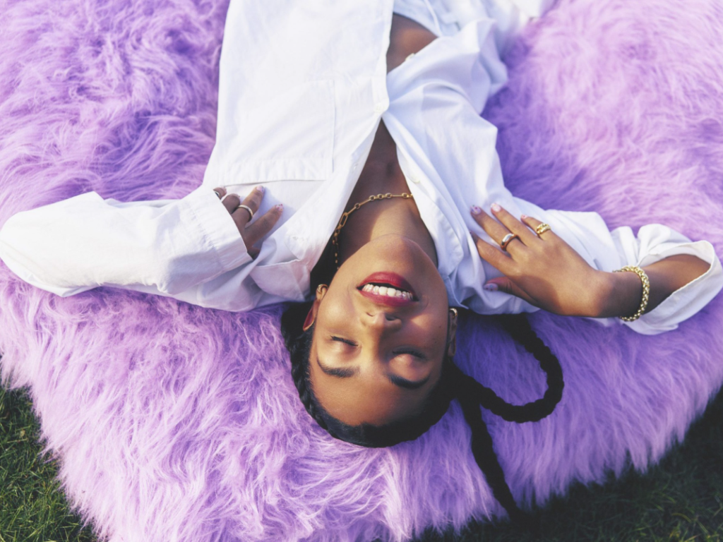 Olivia Dean plonge dans ses sentiments au risque de s’y noyer